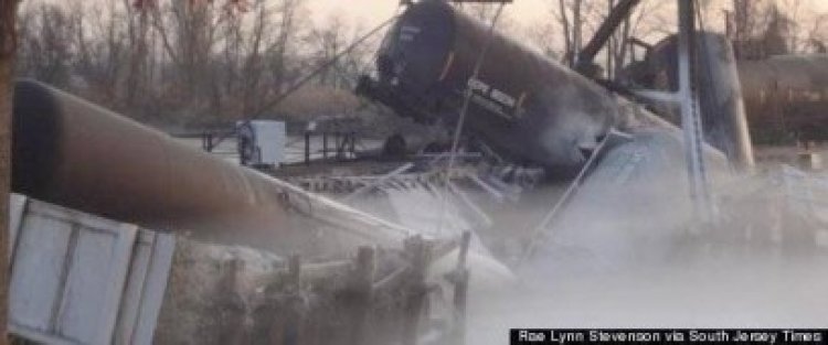 Un tren care transporta substanţe toxice a căzut într-un râu